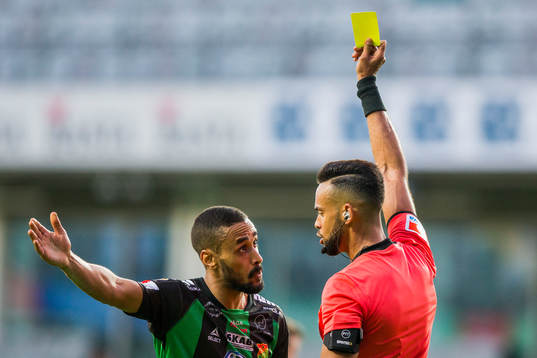 GAIS Junes Barny får gult kort