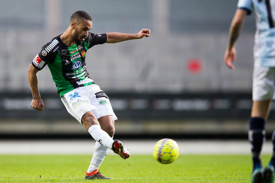 GAIS Junes Barny skjuter ett skott