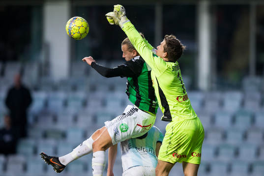 GAIS Jesper Westermark i kamp om bollen med Gefles målvakt