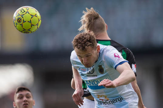 Gefles Piotr Johansson i nickduell med GAIS Niclas Andersén