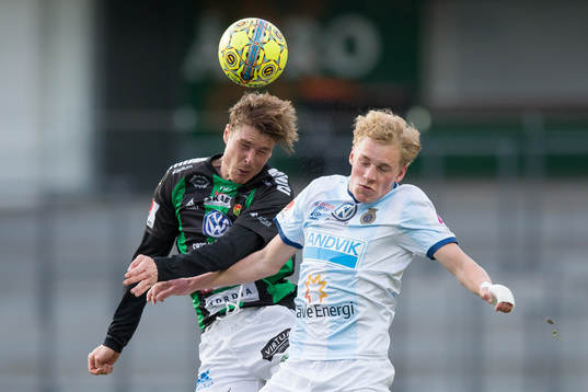 GAIS Marcus Bergholtz i nickduell med Gefles Adam Bergmark