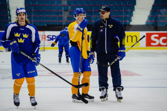 Elias Pettersson och assisterande tränare Peter Popovic
