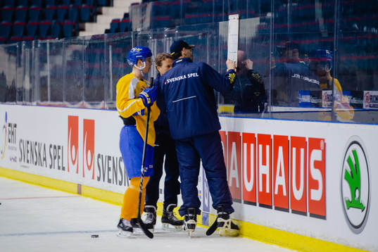 Elias Pettersson och assisterande tränare Peter Popovic