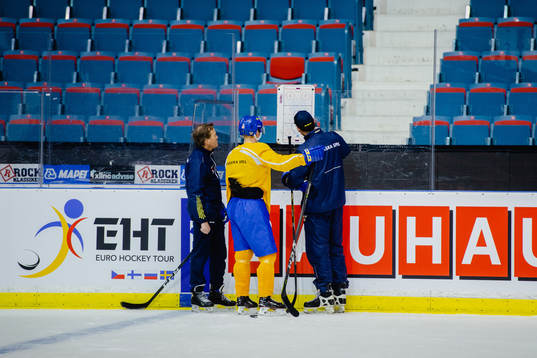 Elias Pettersson och assisterande tränare Peter Popovic