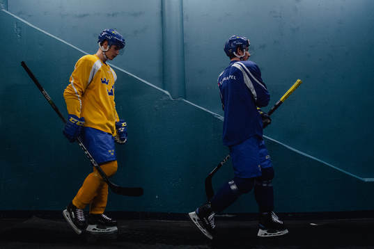 Elias Pettersson och Adam Almqvist före en träning med