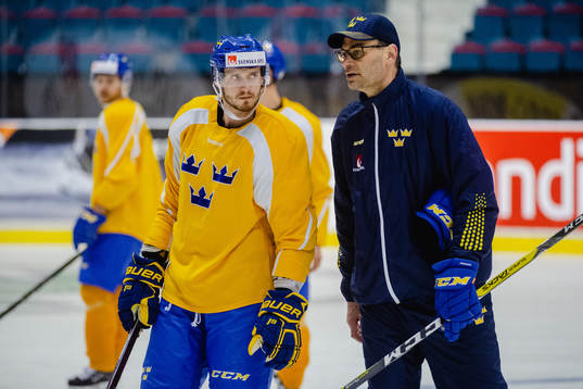 Oliver Ekman Larsson och assisterande tränare Peter Popovic