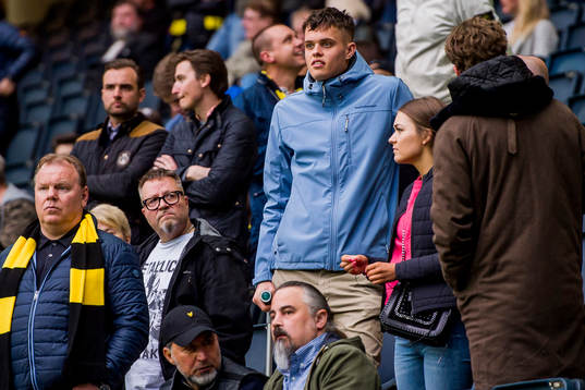 s målvakt Oscar Linnér på läktaren