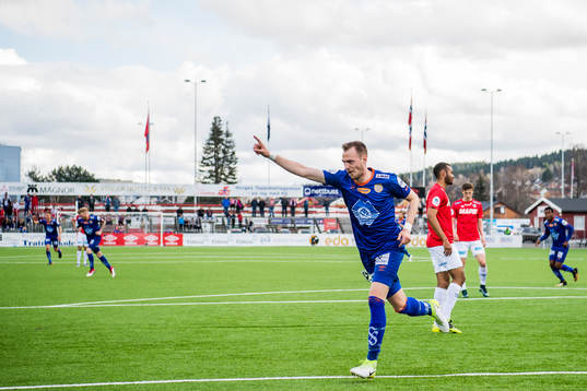 Aron Elís Thrándarson of Aalesund celebrates