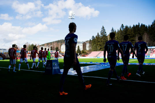 The players enter the pitch