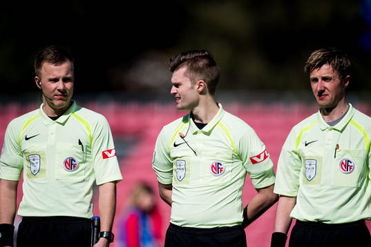 Erland Hareland, assistant referee, Mads Følstad Skarsem,