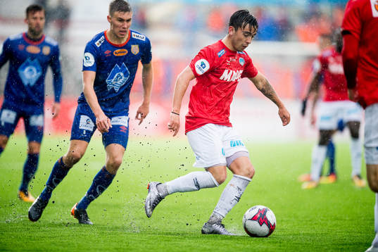 Daníel Grétarsson of Aalesund and Niklas Castro of
