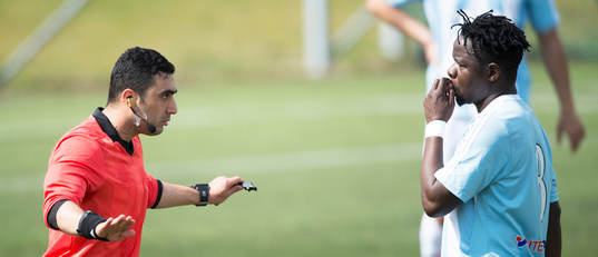Domaren tillrättavisar  IFK Hässleholms Patrick Osiako i
