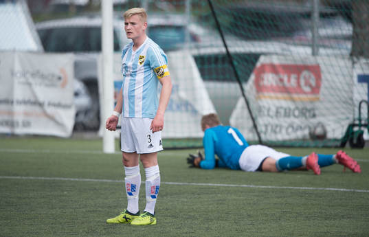 IFK Hässleholms Linus Svensson i matchen i division 2