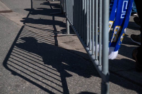 Skuggor syns vid kravallstaket i kön