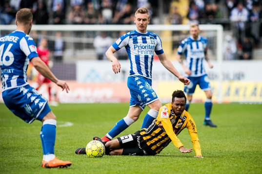 IFK Göteborgs Sebastian Ohlsson och Häckens Nasiru