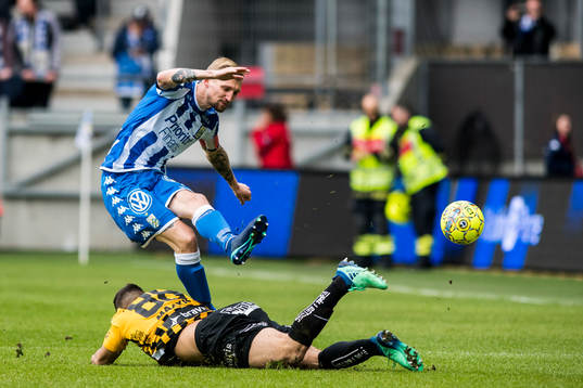Häckens Moestafa El Kabir glidtacklar IFK Göteborgs