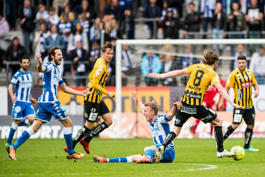 IFK Göteborgs Sebastian Ohlsson och Häckens Erik Friberg