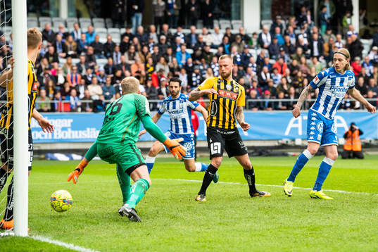 Häckens Peter Abrahamsson och Alexander Faltsetas ser IFK