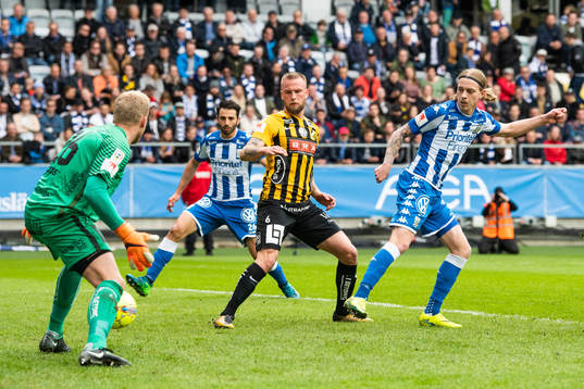 Häckens Peter Abrahamsson och Alexander Faltsetas ser IFK