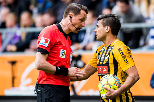 Domare Andreas Ekberg och Häckens Paulinho
