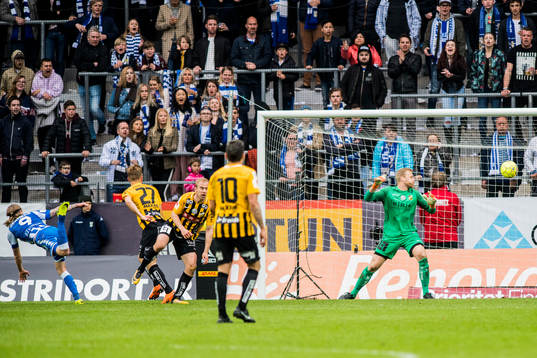 IFK Göteborgs Elias Mar Omarsson gör 2-0 bakom Häckens
