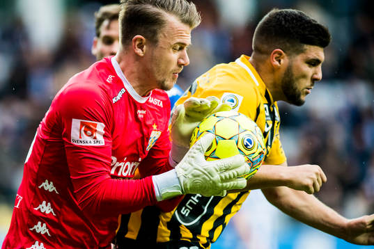 IFK Göteborgs målvakt Erik Dahlin och Häckens Moestafa