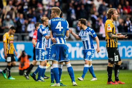 IFK Göteborgs Carl Starfelt jublar och Häckens Emil