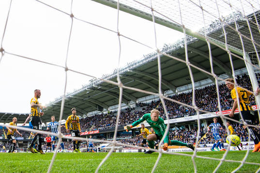 IFK Göteborgs Elias Mar Omarsson  gör 1-0-målet på