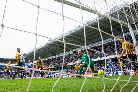 IFK Göteborgs Elias Mar Omarsson  gör 1-0-målet på