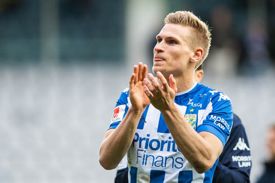 IFK Göteborgs Carl Starfelt applåderar