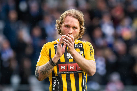 Häckens Emil Wahlström applåderar