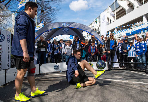 Skilltwins utanför arenan