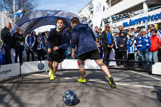 Skilltwins utanför arenan