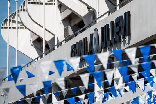 Skylten på Gamla Ullevi syns bakom blåvita flaggor