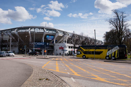 Häckens buss på väg in till Gamla Ullevi innan