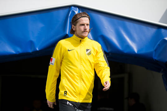 Häckens Erik Friberg på väg in att värma upp innan