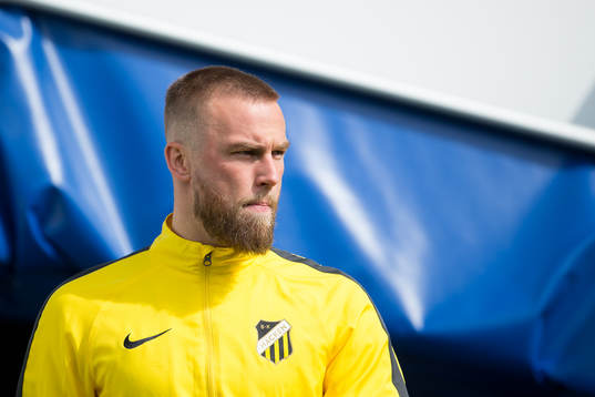 Häckens Alexander Faltsetas på väg in att värma upp