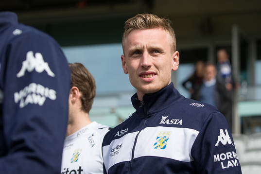 IFK Göteborgs Sebastian Ohlsson på väg in för att