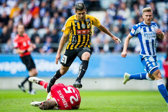 IFK Göteborgs målvakt Erik Dahlin och Häckens Paulinho