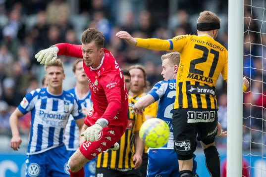 IFK Göteborgs målvakt Erik Dahlin stöter bort bollen på