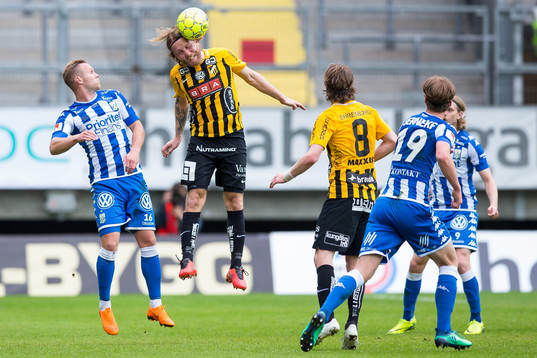 Häckens Emil Wahlström vinner en nickduell mot IFK