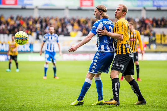 IFK Göteborgs Elias Mar Omarsson  och Häckens Kari Arkivuo
