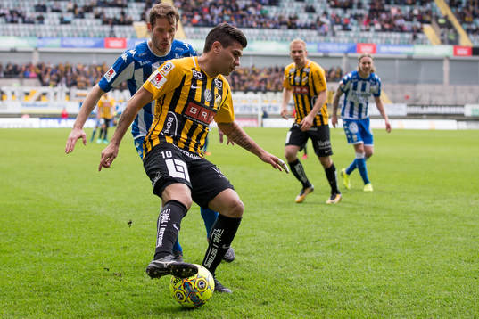 Häckens Paulinho och IFK Göteborgs Emil Salomonsson
