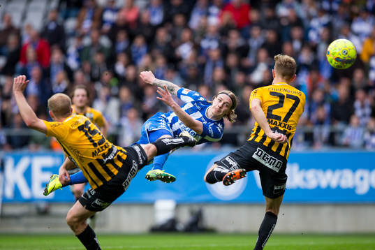 IFK Göteborgs Elias Mar Omarsson  skjuter 2-0