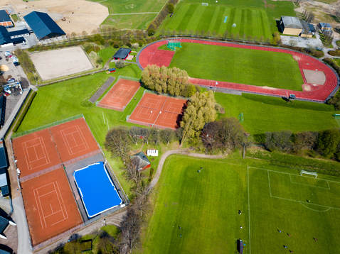 Drönarvy över Landskrona Idrottsplats med tennisbanor och