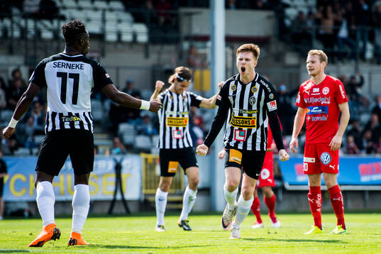Landskronas Dennis Olofsson jublar