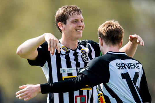 Landskronas Dennis Olofsson jublar med Philip Andersson
