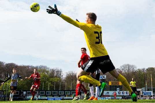 Landskronas Dennis Olofsson (tv) gör 1-0 bakom Värnamos