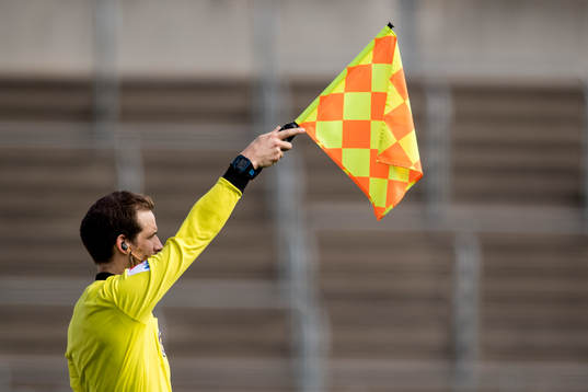 Linjedomaren vinkar för offside
