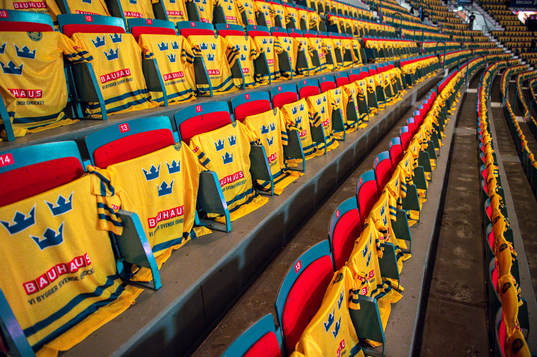 Tröjor på läktarplats före ishockeymatchen i Sweden